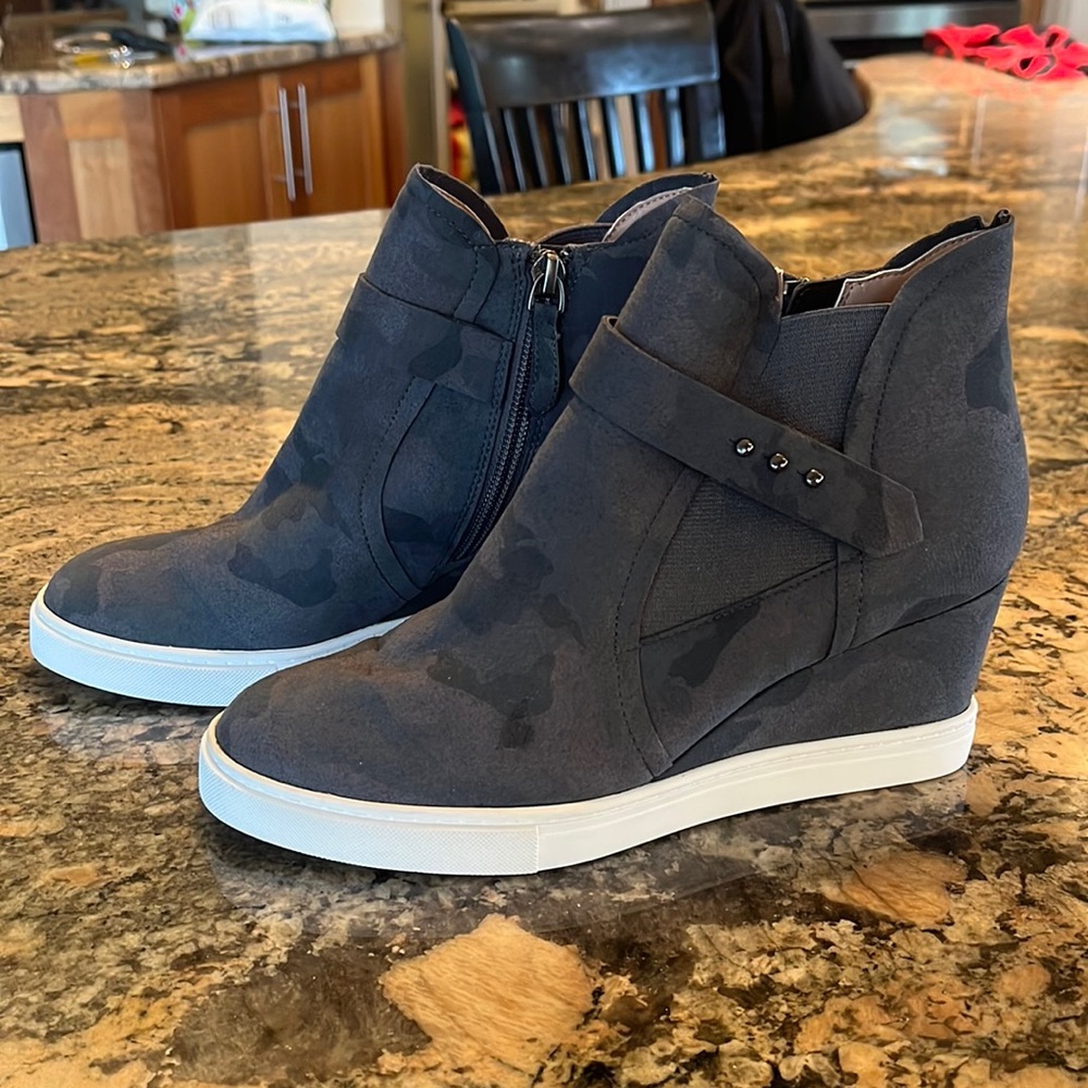 Woman’s Linea Paola High Heel Boot